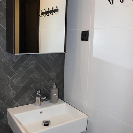 Stylish With Gym Access Korter